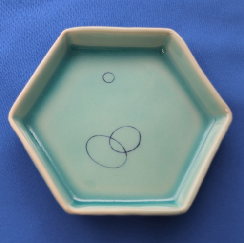 青釉六角小皿